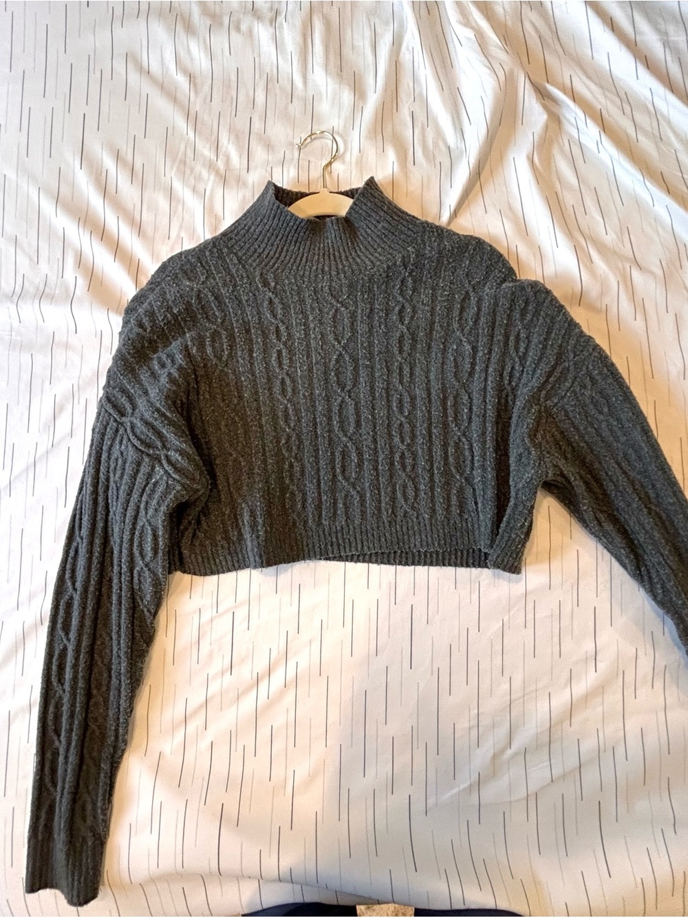 ALO Yoga | Cropped Cable Knit Sweater in Anthracite